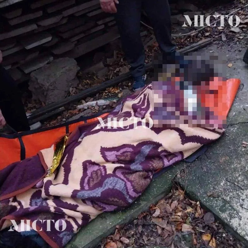 Рятувальники допомагають людині на вулиці