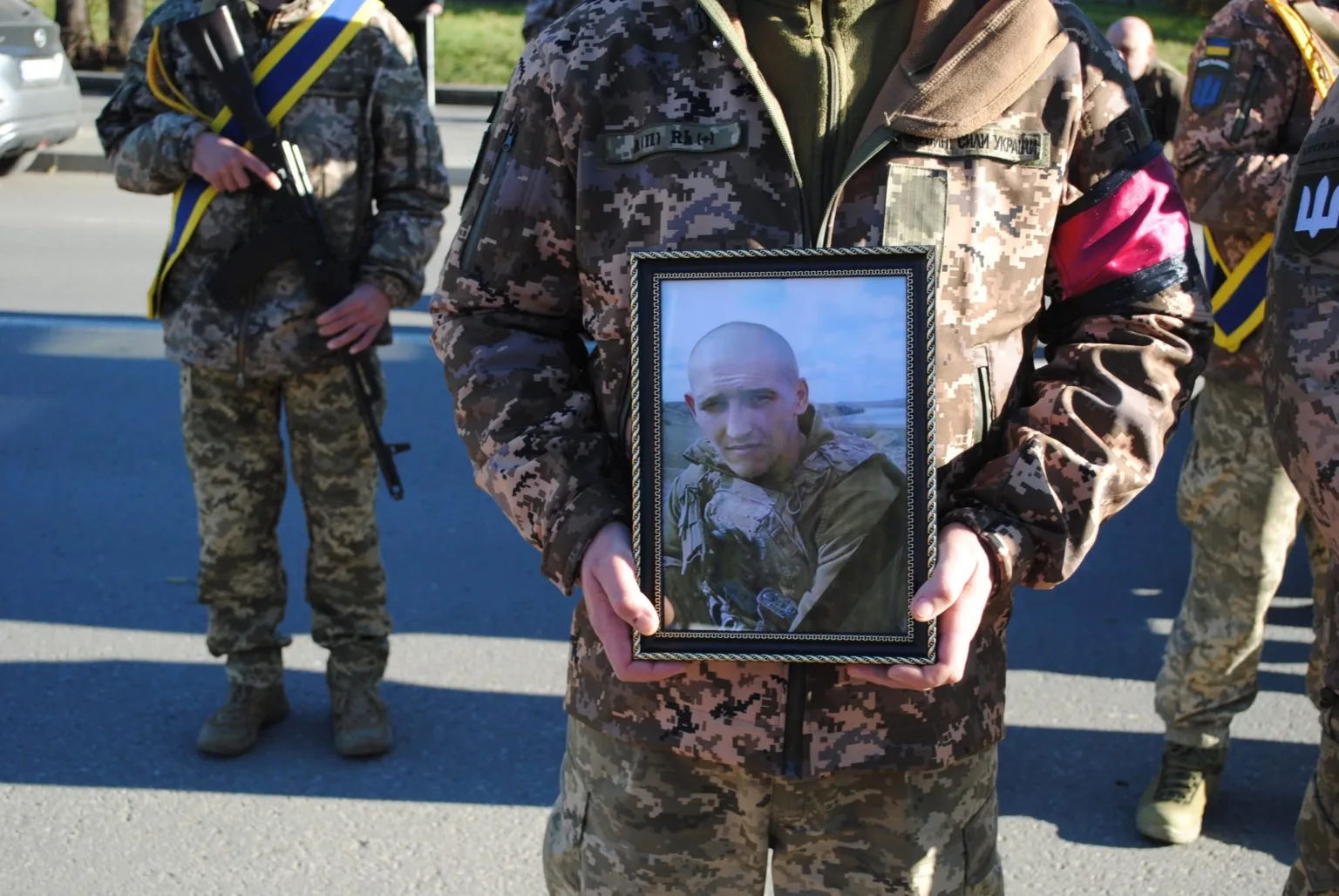 Військові тримають фото загиблого товариша