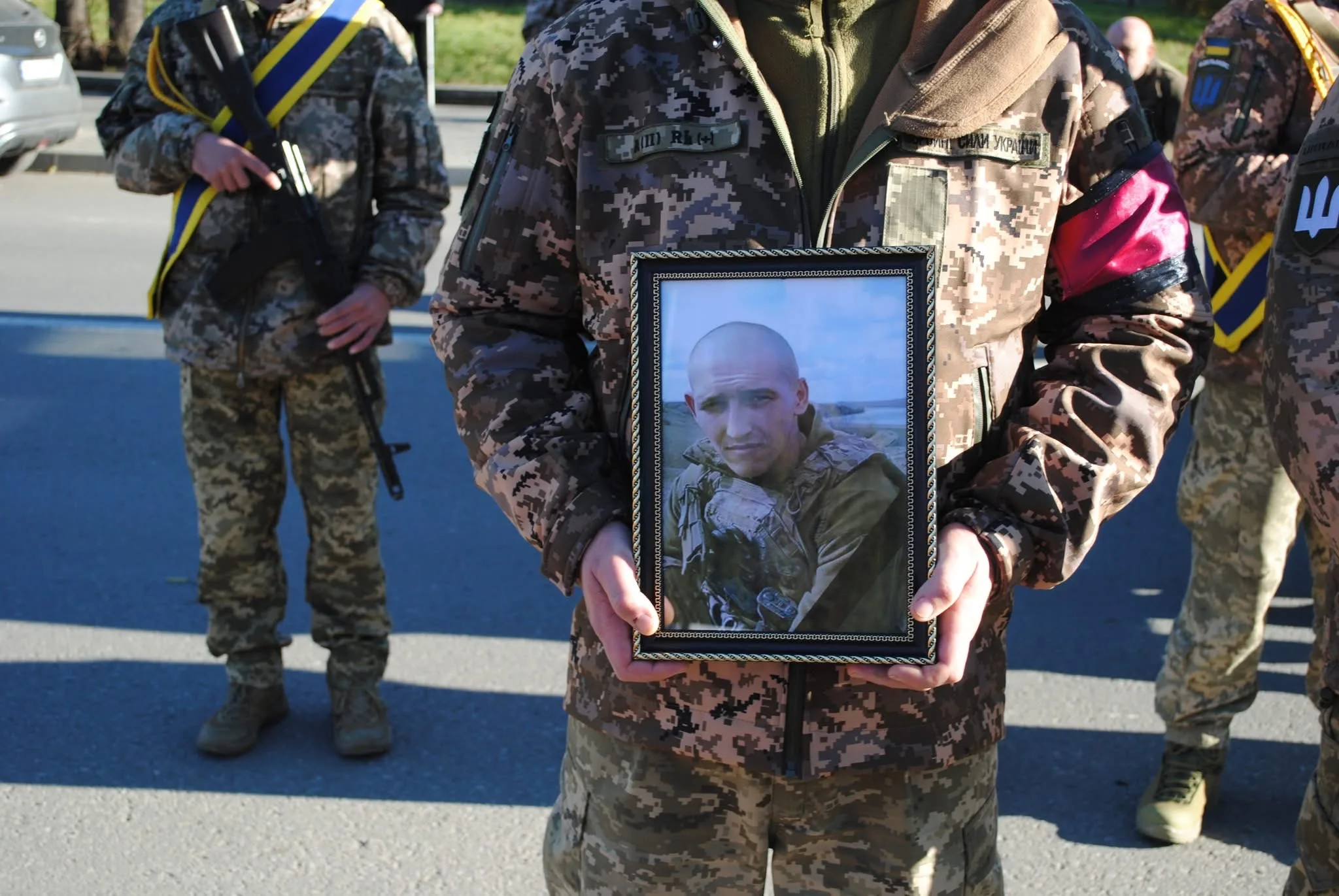 Військові тримають фото загиблого товариша