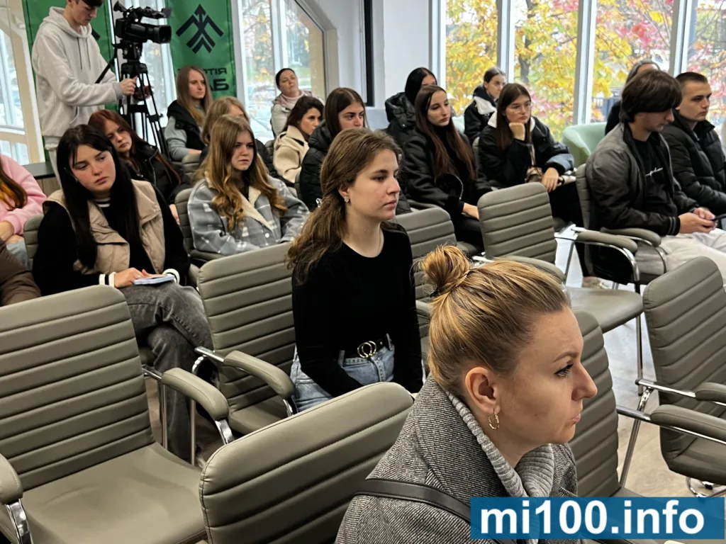 Студенти слухають лекцію у навчальній аудиторії