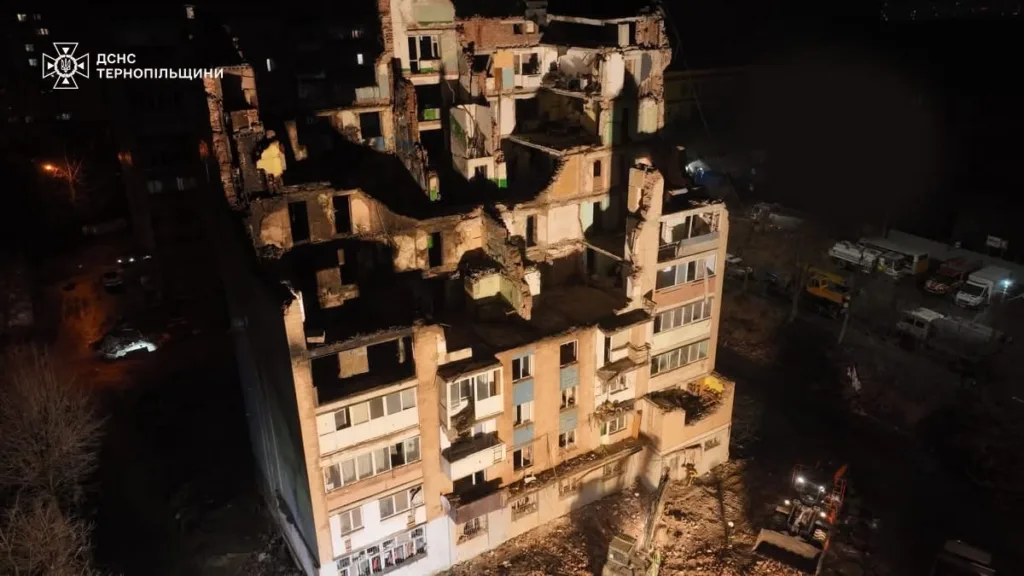 Зруйнований житловий будинок вночі після вибуху