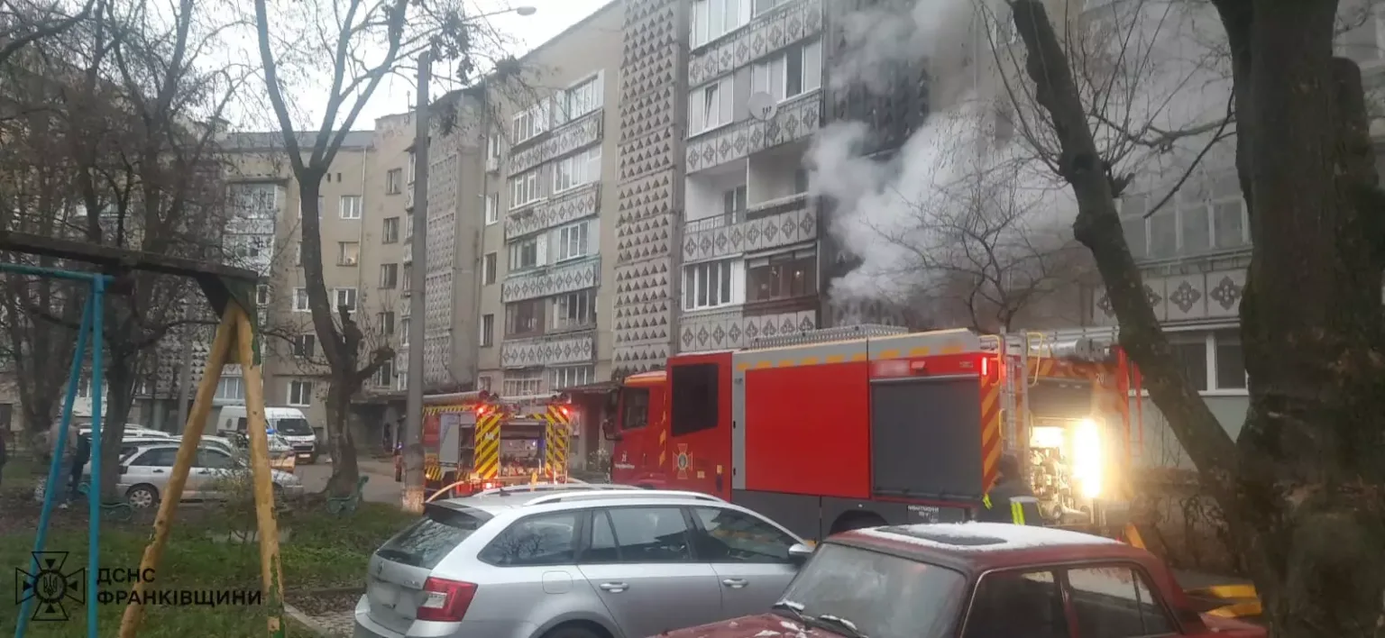 Пожежники гасять вогонь у багатоквартирному будинку