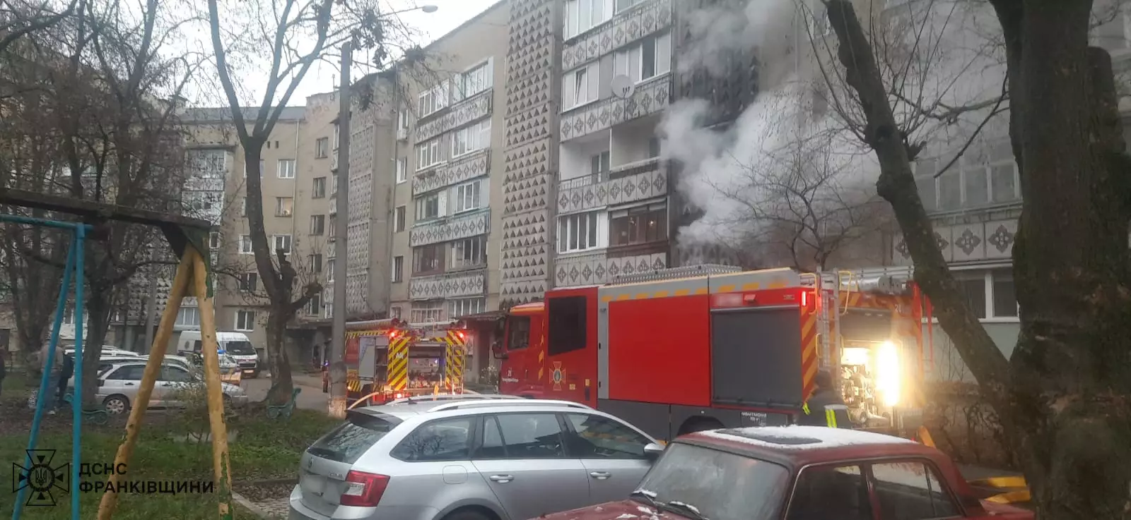 Пожежники гасять вогонь у багатоквартирному будинку