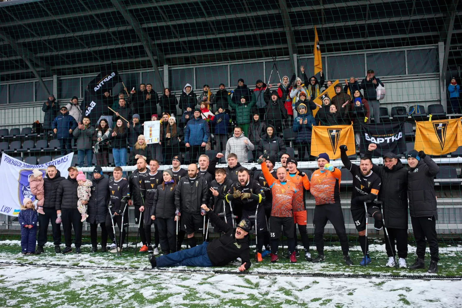 Футбольна команда святкує перемогу з уболівальниками на стадіоні