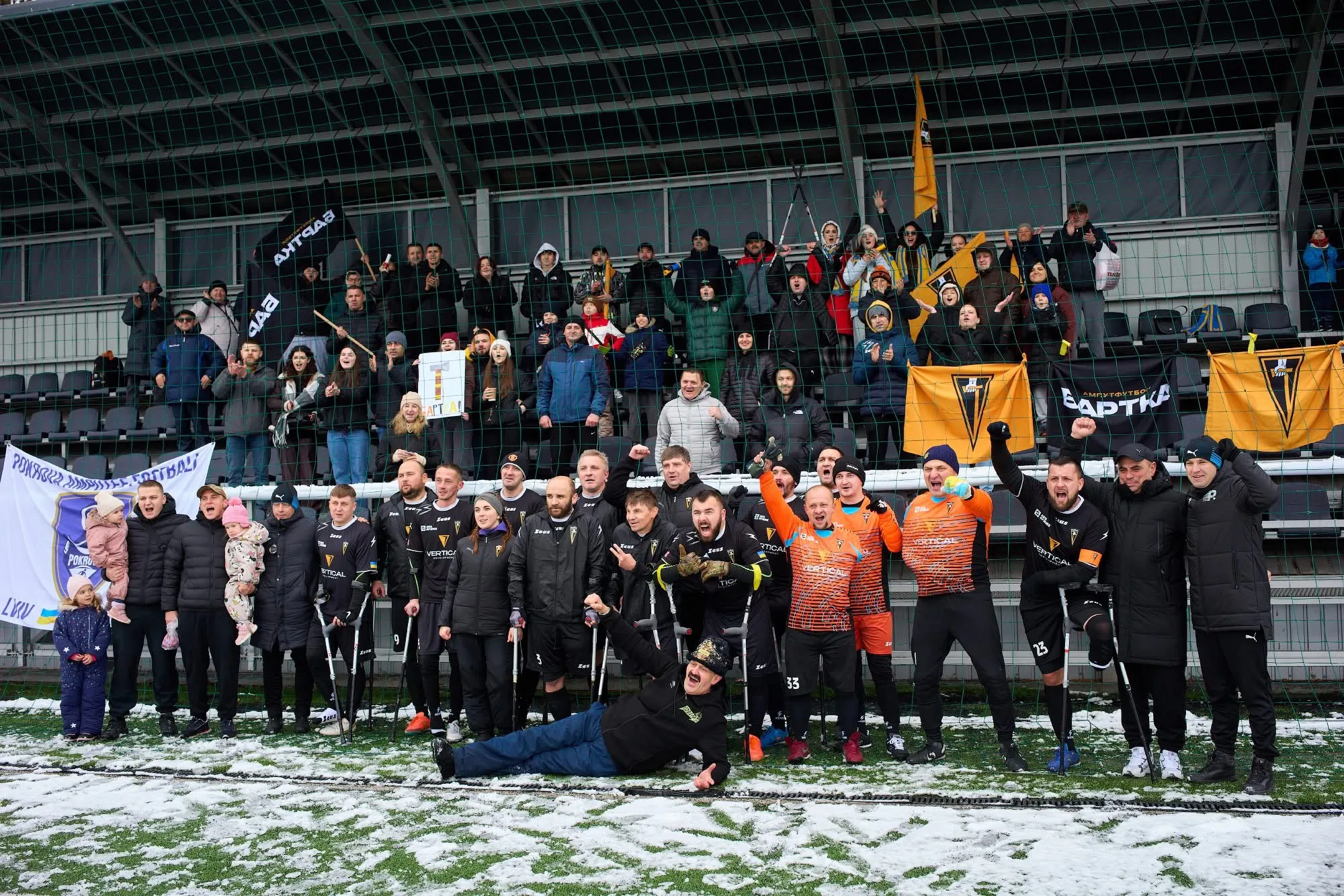 Футбольна команда святкує перемогу з уболівальниками на стадіоні