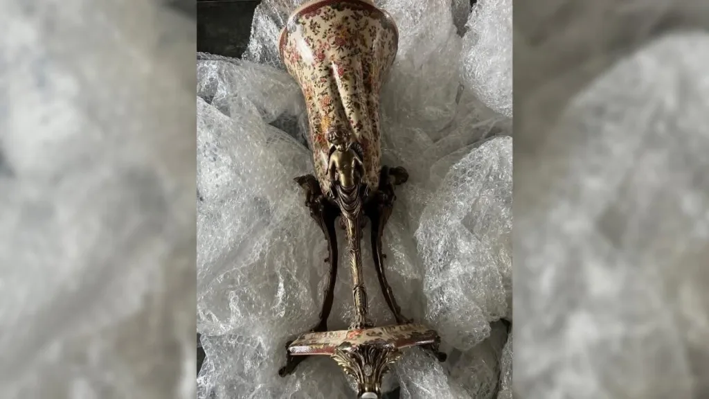 Антикварна ваза з бронзовими ніжками на плівці