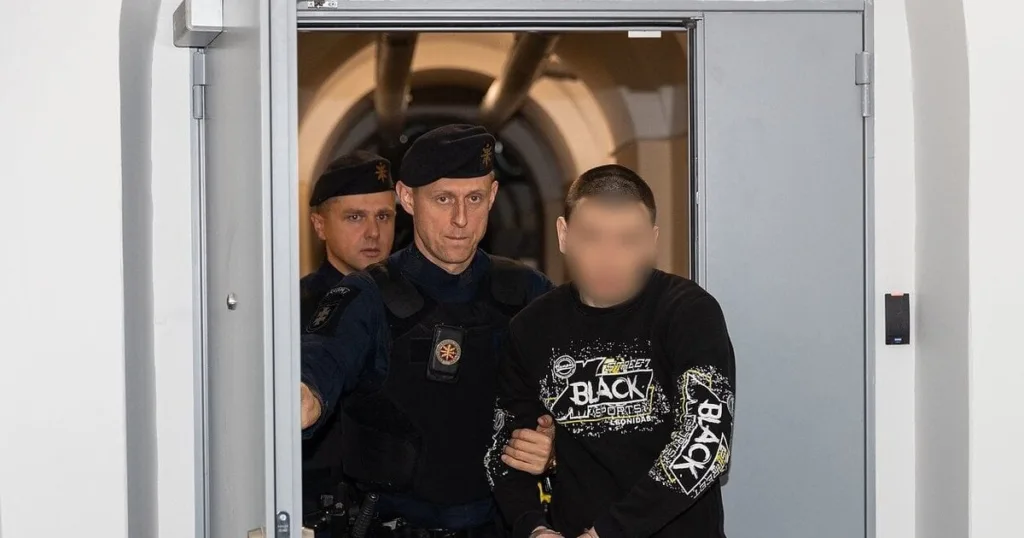 Поліція веде затриманого через двері