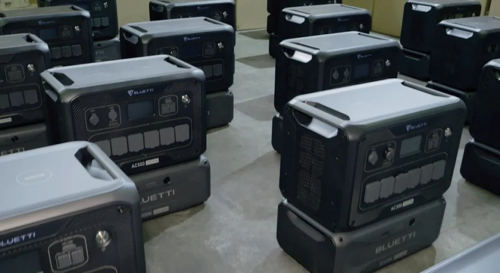 Портативні електростанції Bluetti у складському приміщенні