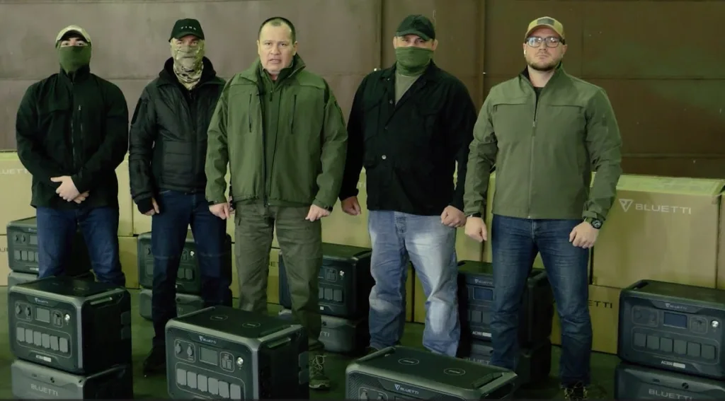 Група чоловіків із генераторами Bluetti