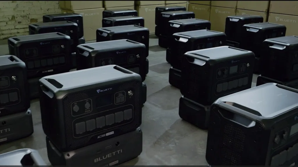 Портативні електростанції Bluetti у складському приміщенні