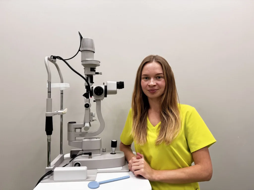 Офтальмолог біля обладнання для перевірки зору