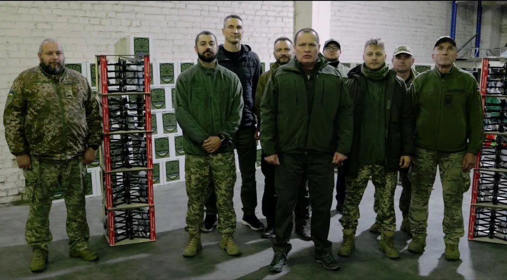 Українські військові позують поруч із спорядженням