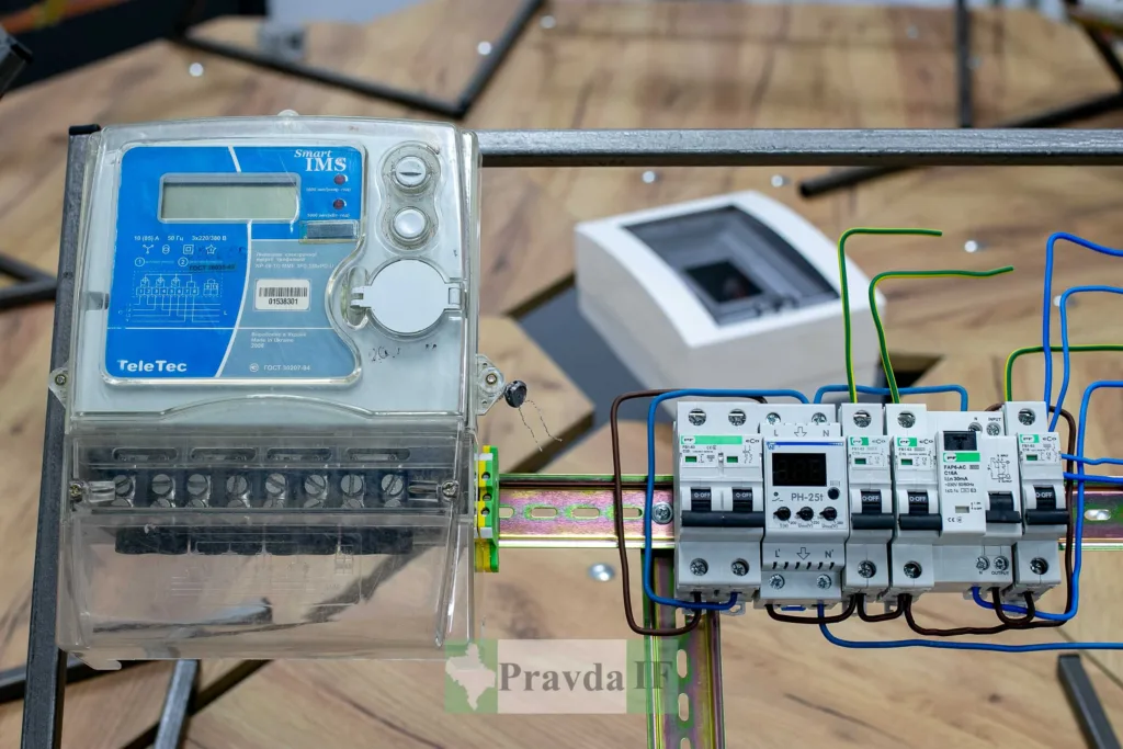 Лічильник електроенергії та електричний щиток з проводами