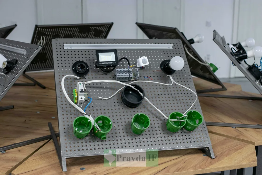 Навчальний стенд з електричними компонентами