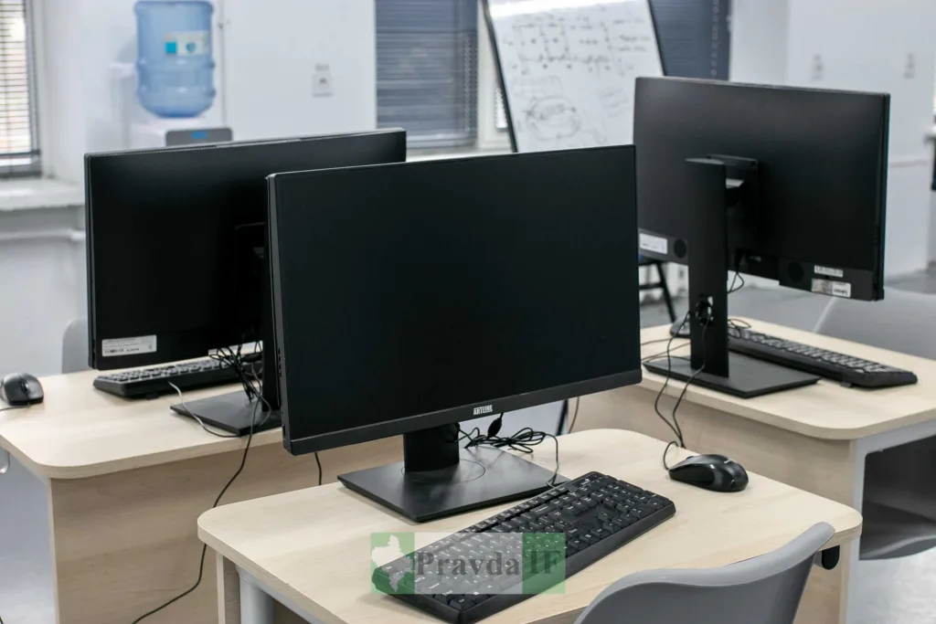 Комп'ютери в сучасному офісі або комп'ютерному класі