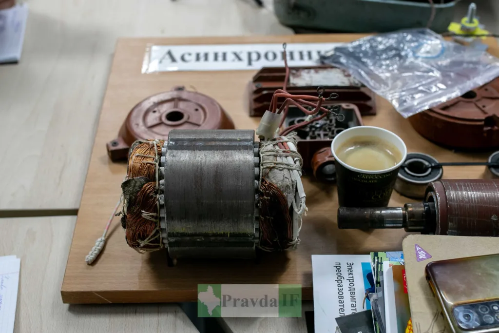 Деталі асинхронного електродвигуна на столі