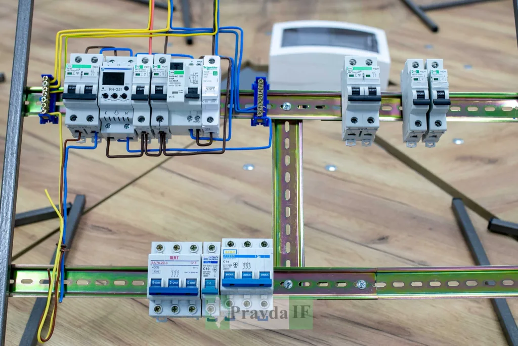 Електричний щиток з автоматичними вимикачами