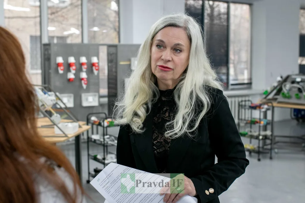 Жінка з документами у навчальній лабораторії