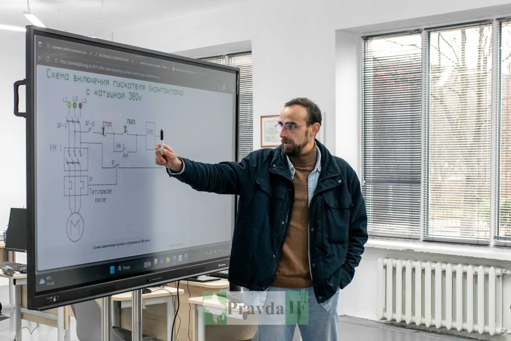 Викладач пояснює електричну схему на екрані