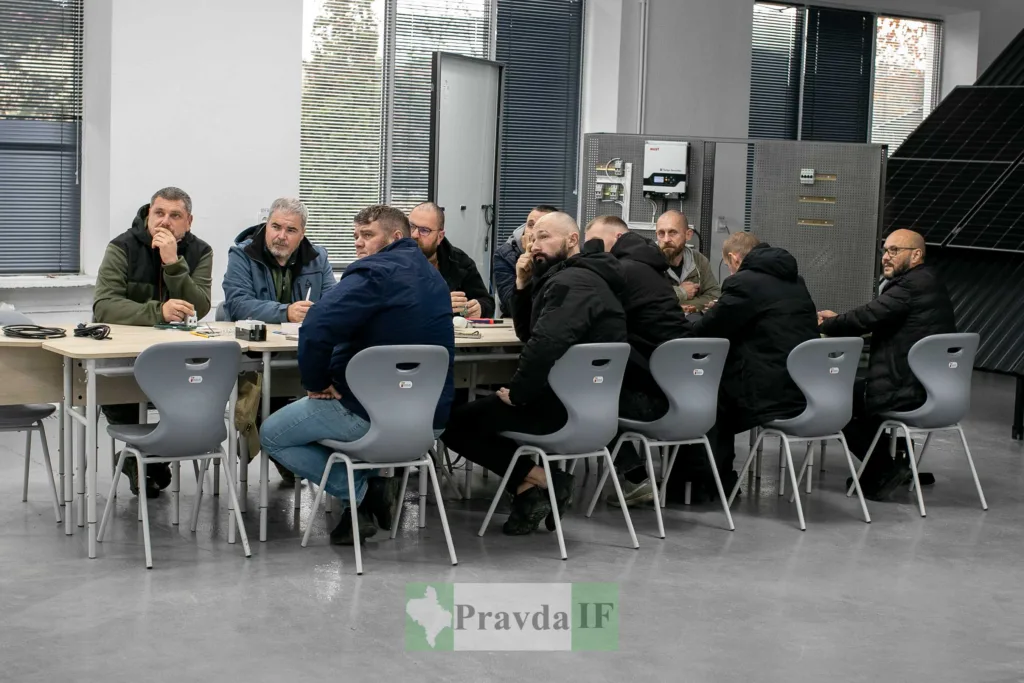 Група чоловіків на нараді у сучасному офісі