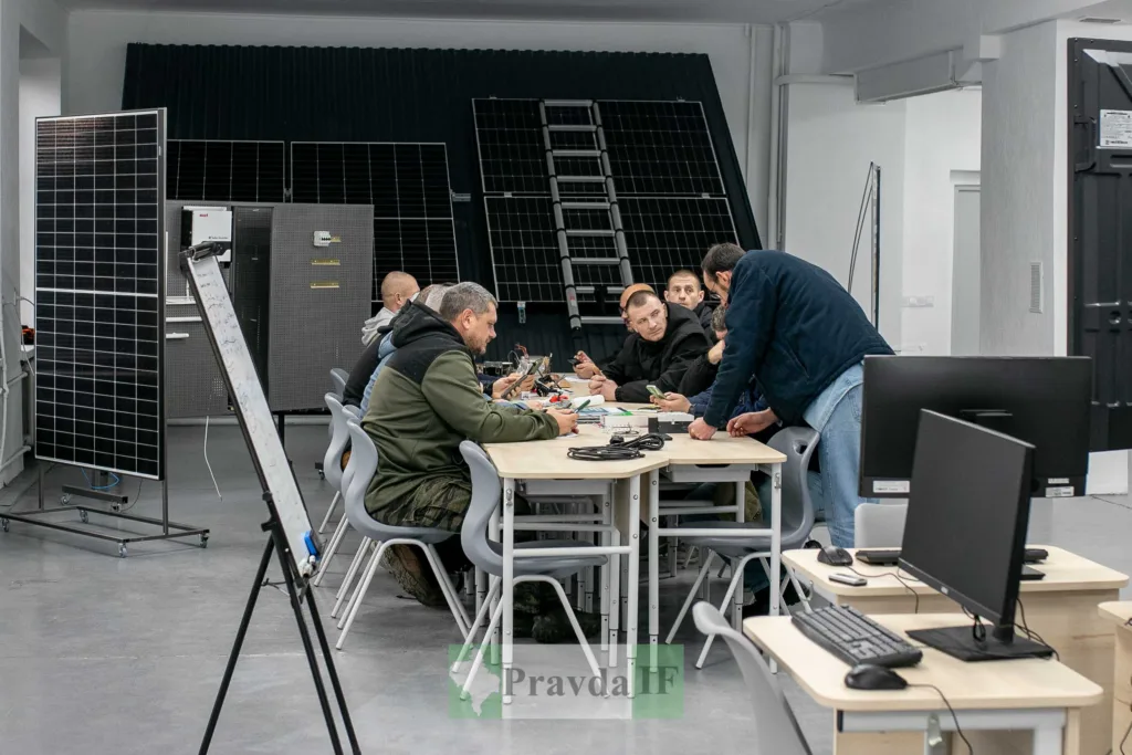 Навчання з сонячних панелей у технічній майстерні