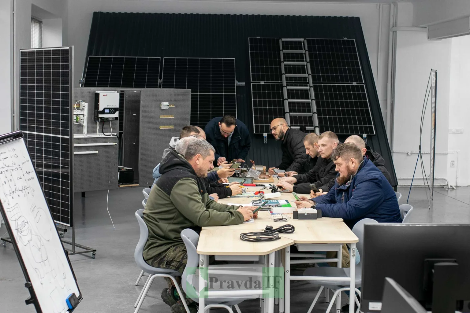 Навчання з установлення сонячних панелей у лабораторії