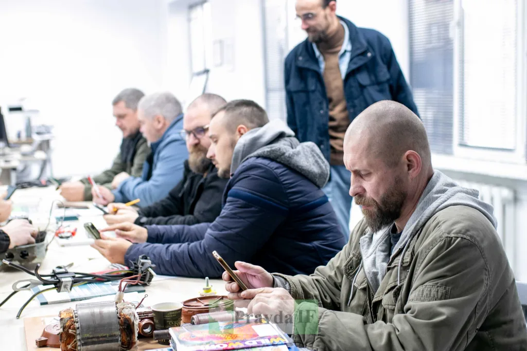 Група чоловіків навчається в технічній аудиторії