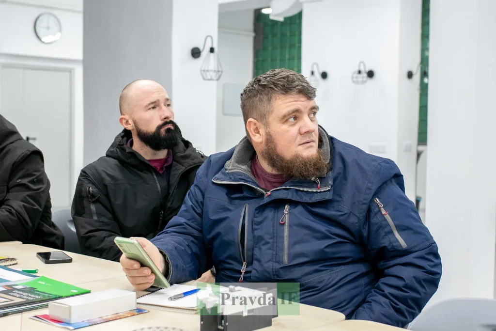 Чоловіки на зустрічі в офісі