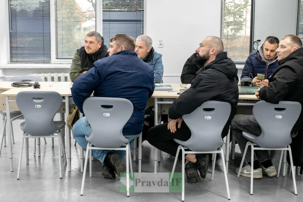 Чоловіки на навчанні в сучасному офісі