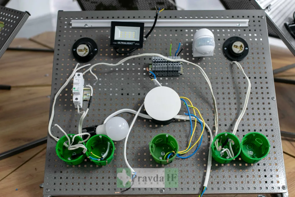 Стенд для навчання електромонтажу з проводами та лампою