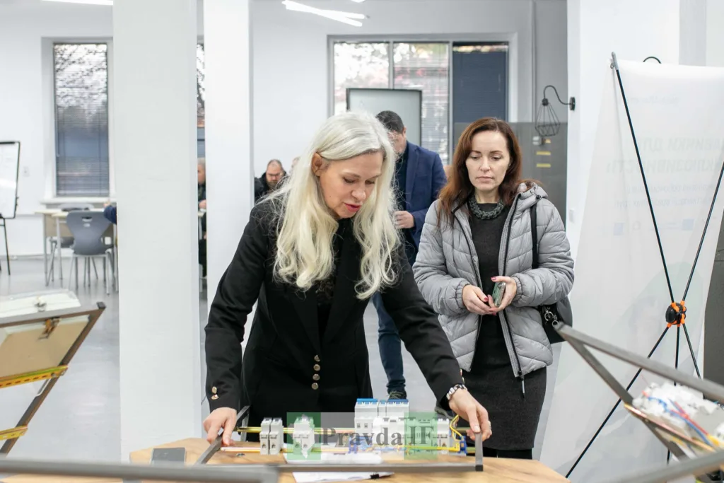 Жінки розглядають технічну модель у навчальному класі