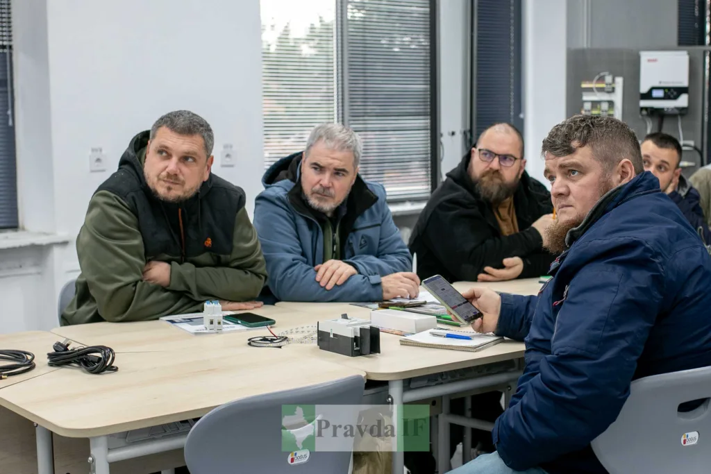 Чоловіки на нараді в офісі