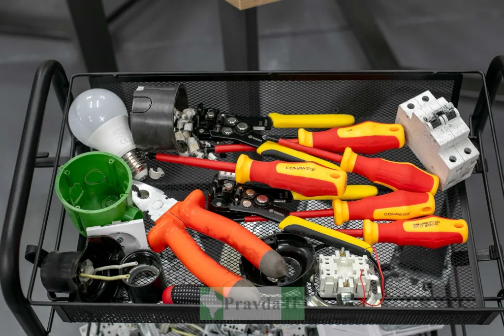 Електроінструменти та деталі на робочому столику