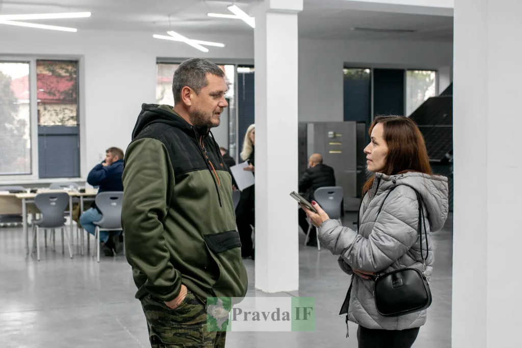 Жінка бере інтерв’ю у чоловіка в офісі