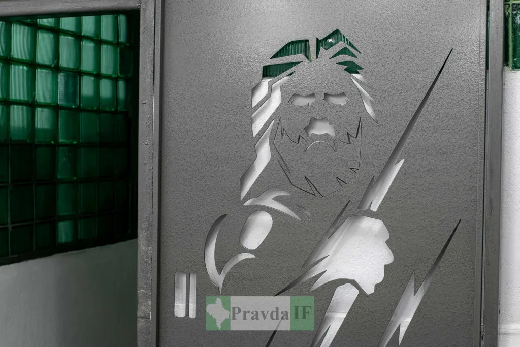 Металева двері з вирізом воїна з блискавкою