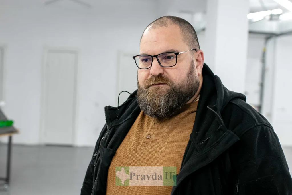 Чоловік у окулярах у світлому приміщенні