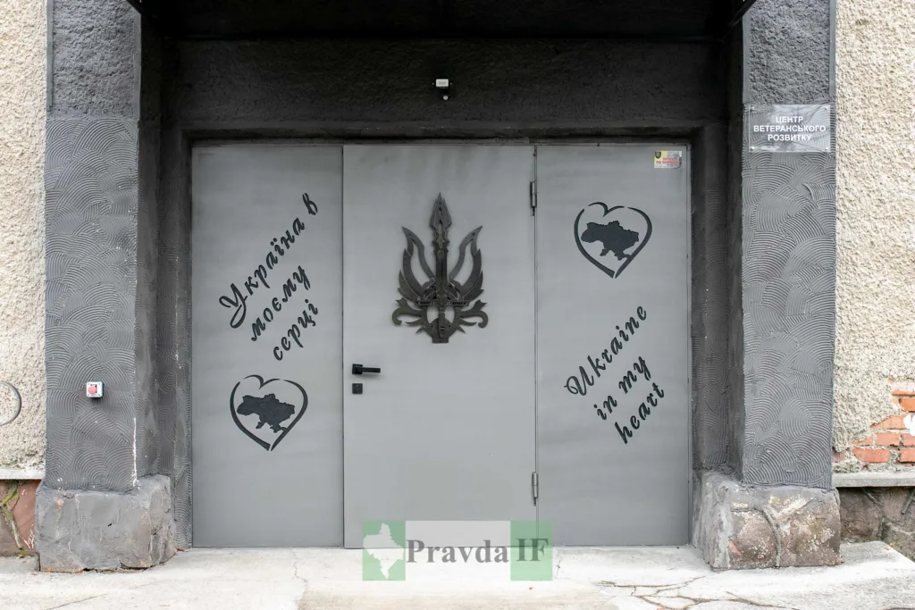 Сірі двері з тризубом і гаслом Україна