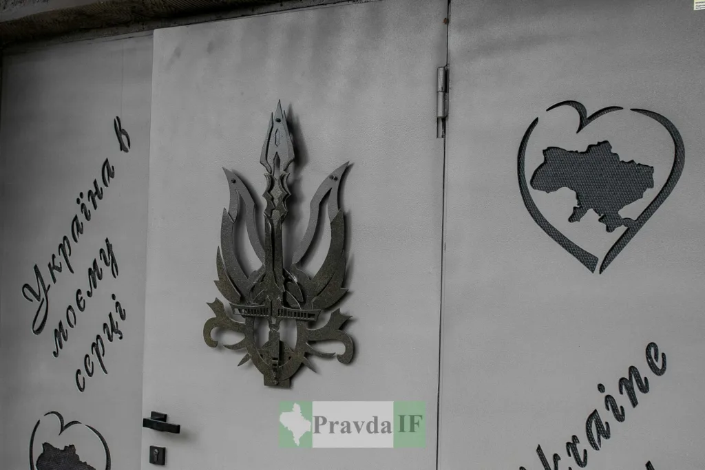 Тризуб і карта України на металевих дверях