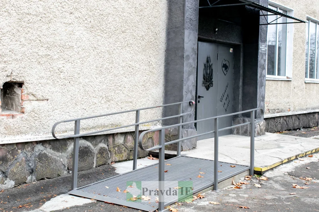 Пандус біля входу до будівлі