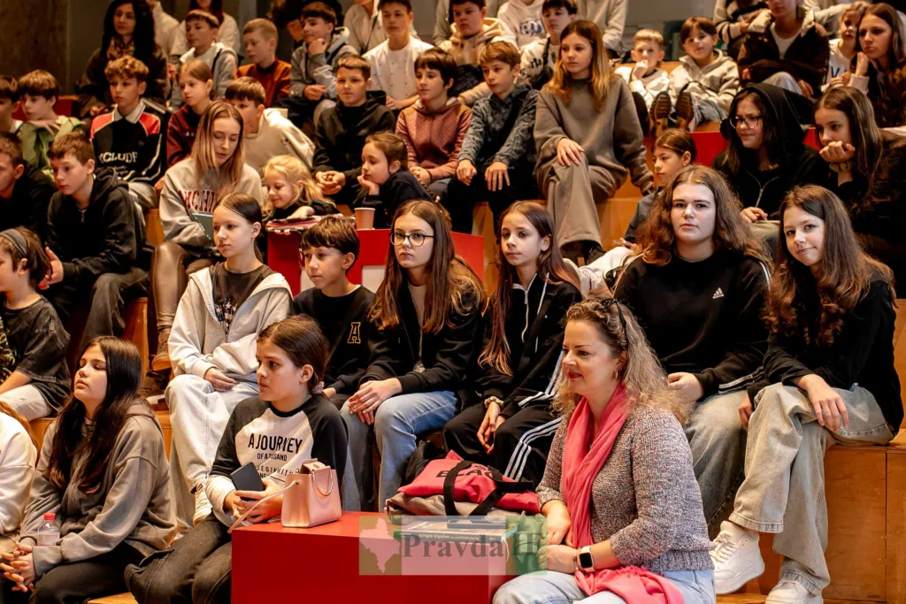 Учні слухають лекцію у шкільній аудиторії