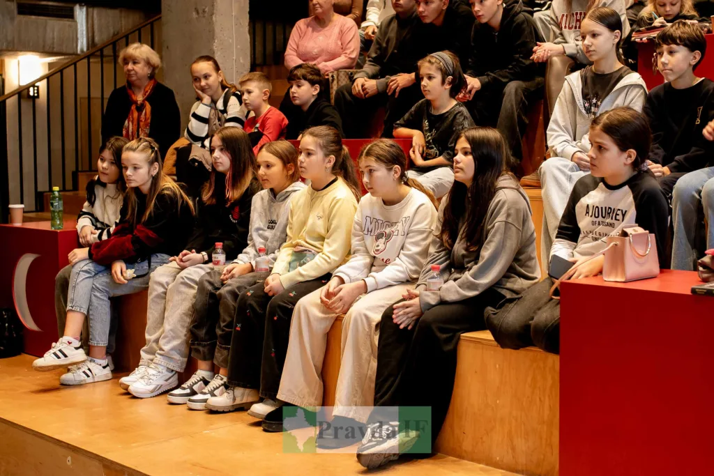 Діти слухають лекцію у навчальному центрі