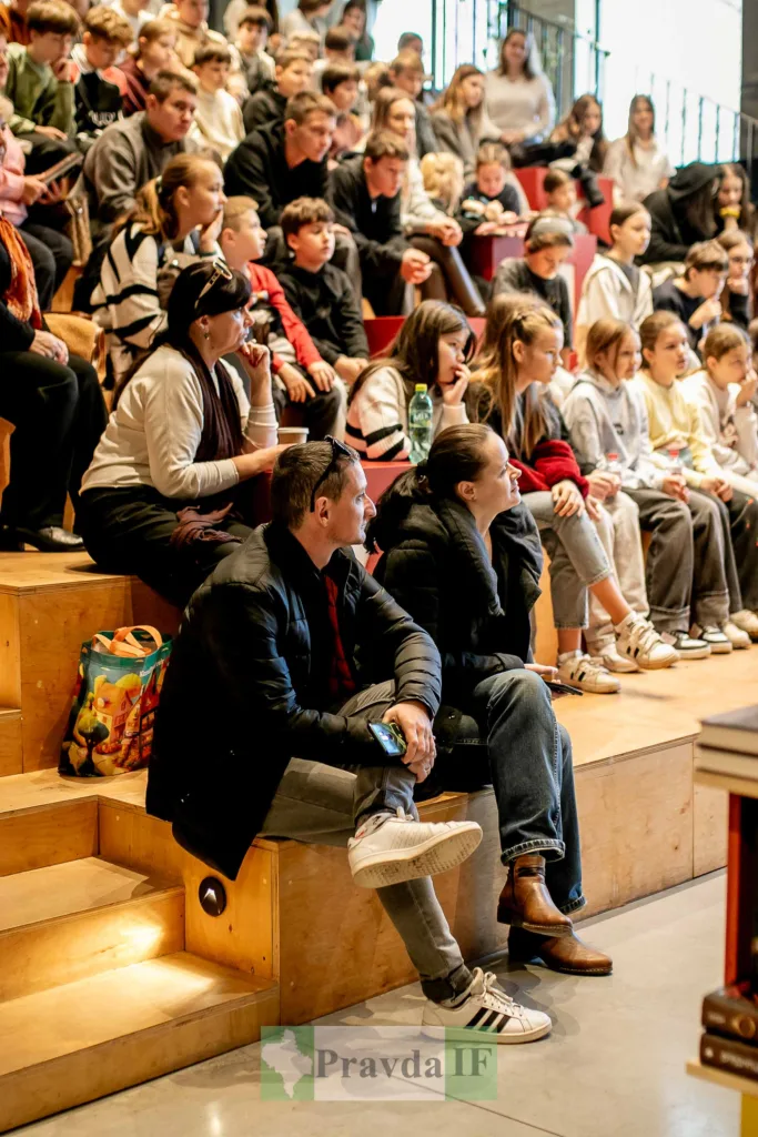 Люди слухають лекцію у сучасному конференц-залі