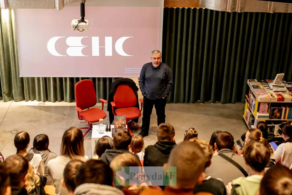 Лекція перед студентами у бібліотеці