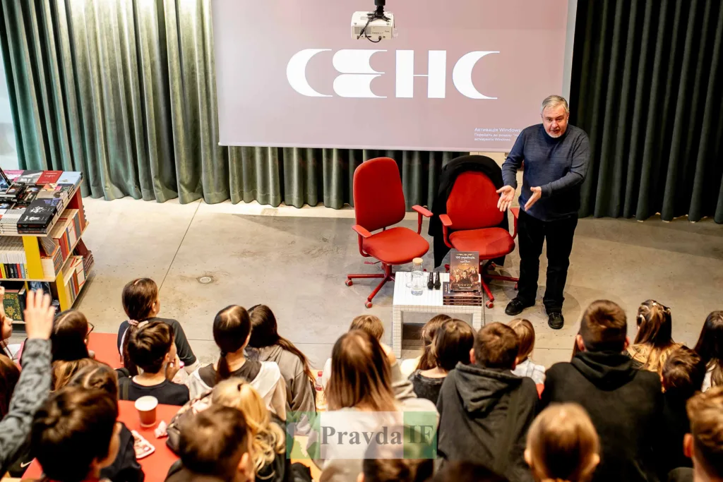 Лекція перед студентами у сучасній аудиторії