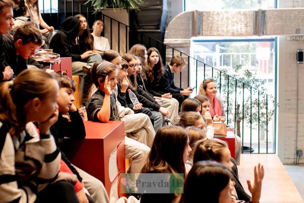 Діти слухають лекцію в сучасному навчальному класі