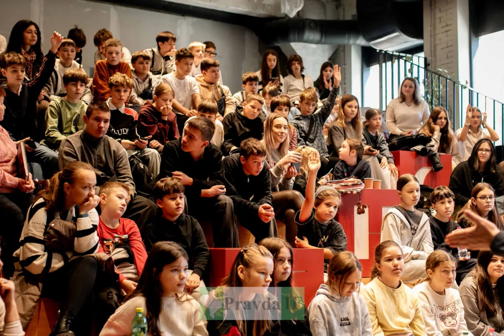 Учні слухають лекцію у шкільному актовому залі