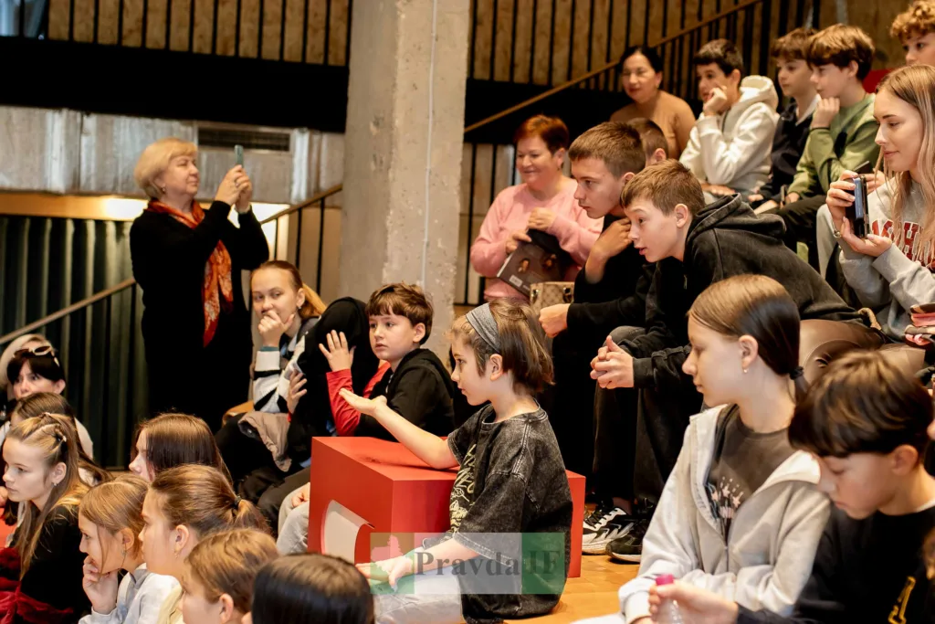 Діти та дорослі на освітньому заході