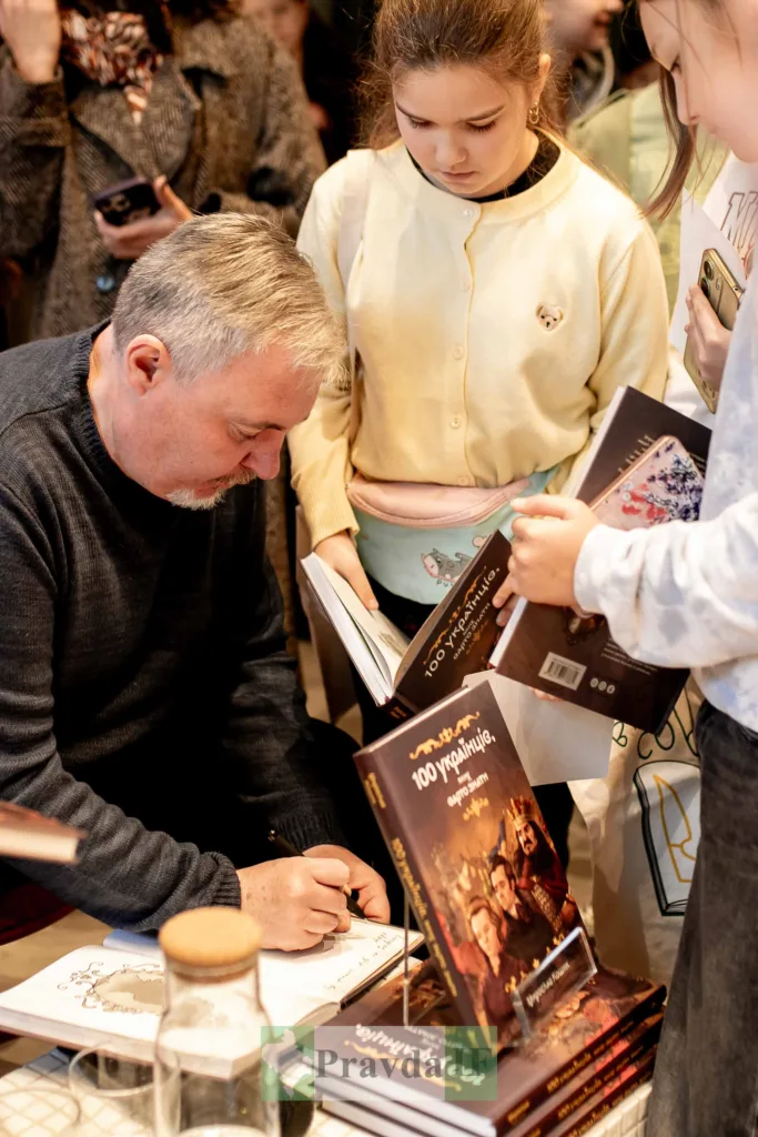 Автор підписує книги для читачів