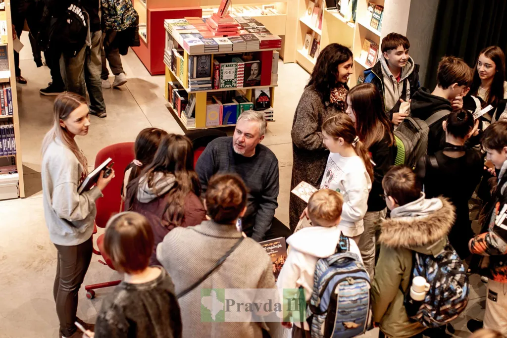 Зустріч автора з читачами у книжковому магазині