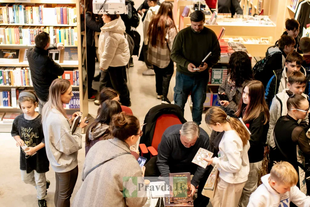 Люди на зустрічі в книжковому магазині